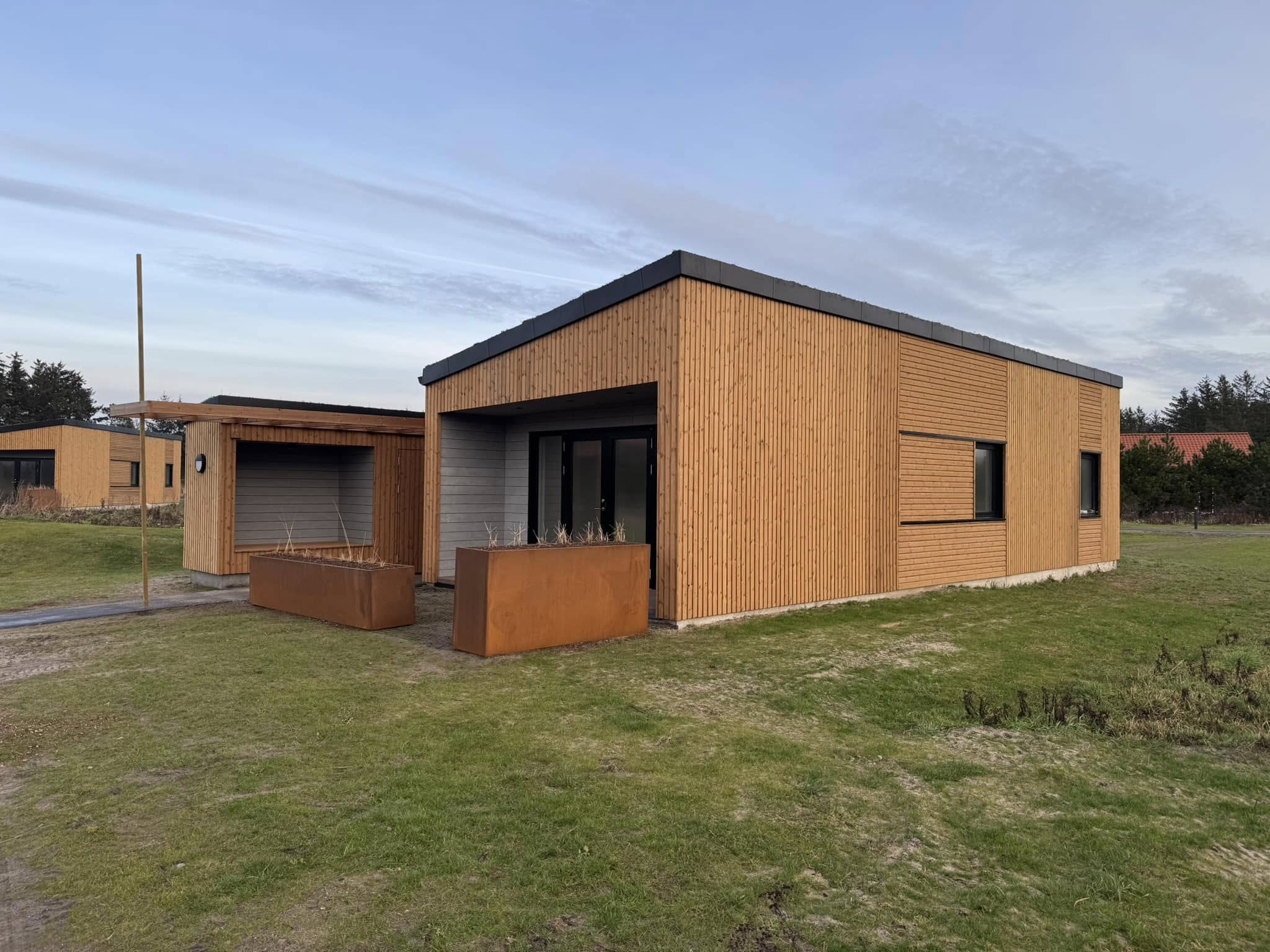 Moderne træbeklædt hus med nyt fladt tag